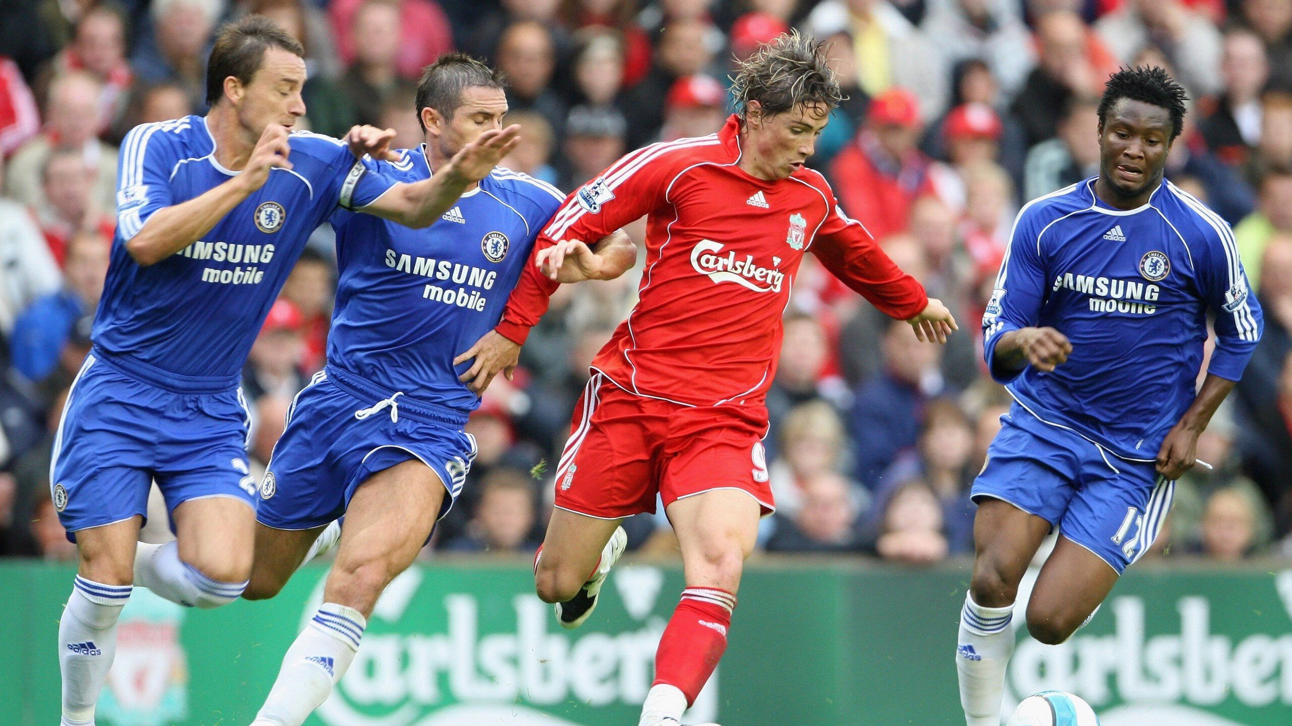 赛场灯光故障瞬间中断比赛，组织方迅速处理，汽车赛道灯